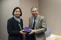 Prof. Chan Wai-yee presents souvenir to Prof. Wasna Sirirungsi